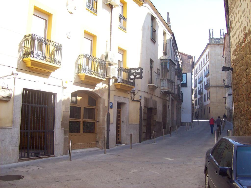 Hostal Muralla Plasencia Exterior foto