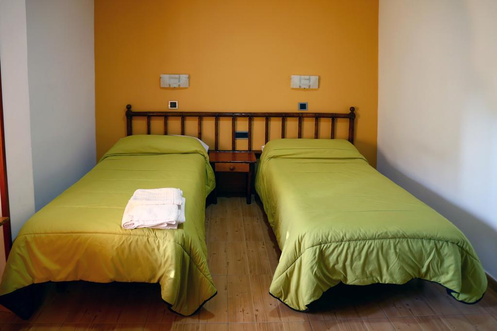 Hostal Muralla Plasencia Exterior foto
