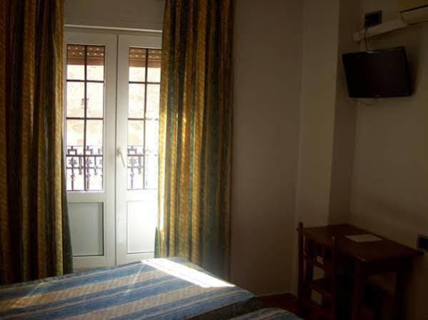 Hostal Muralla Plasencia Exterior foto